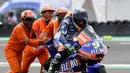 Mike Webb dari Federasi Sepeda Motor Internasional (FIM) yang juga bertindak sebagai Race Director MotoGP memberikan pujian atas kerja fantastis para marshal lintasan. (AFP/Sonny Tumbelaka)