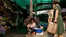 Seorang wanita tua duduk di sebuah jalan di pasar Namdaemun di Seoul (2/7/2019). Tiap hari Pasar Namdaemun buka pada pukul 11.00 pagi dan tutup pada pukul 03.00 pagi pada hari berikutnya. (AFP Photo/Minji Suh)