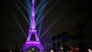Menara Eiffel menampilkan cahaya warna pink sebagai tanda Bulan Kesadaran Kanker Payudara di Paris, Selasa (1/10/2019). Tiap tahunnya di bulan Oktober, ditetapkan sebagai bulan kewaspadaan kanker payudara. (Photo by STEPHANE DE SAKUTIN / AFP)