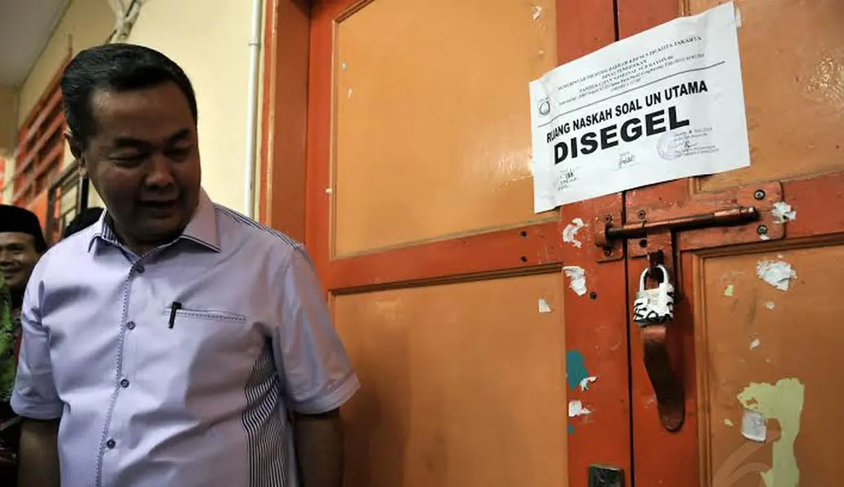 Wamendikbud Musliar Kasim memastikan ruang penyimpanan naskah soal UN sudah disegel (Liputan6.com/Johan Tallo)