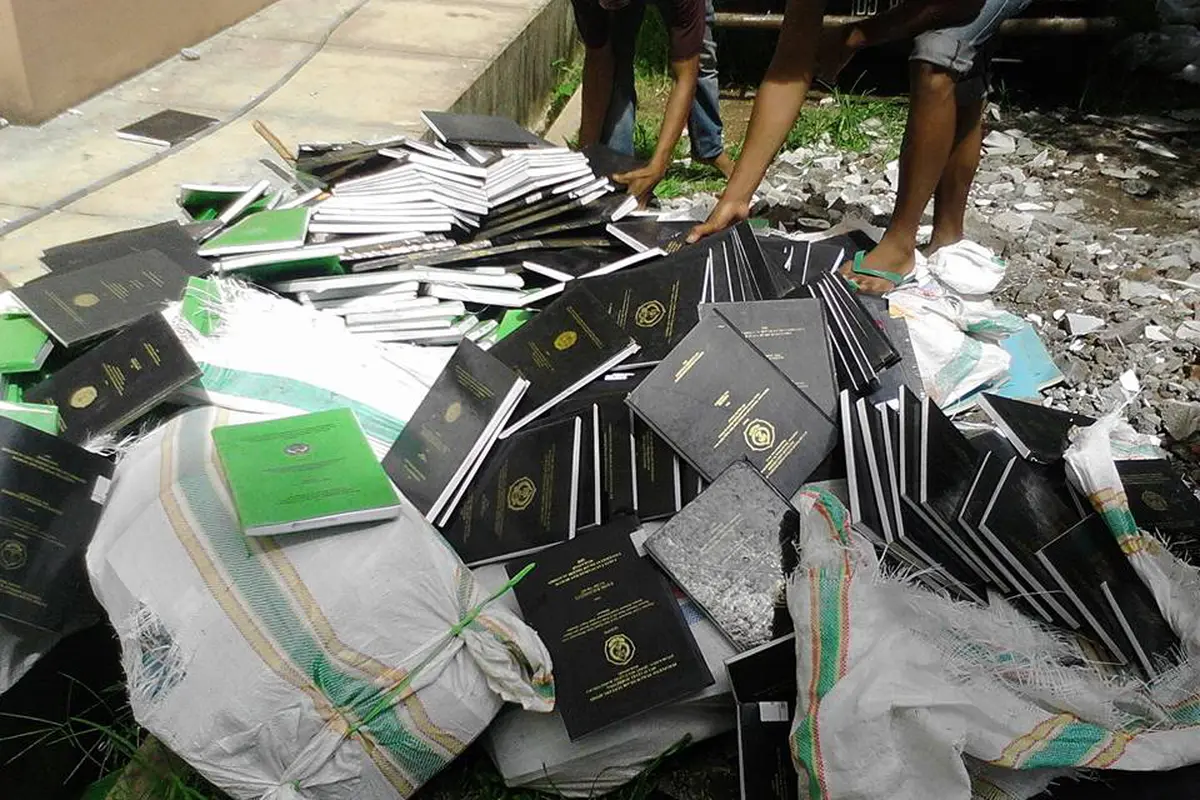Beredar Foto Ribuan Skripsi Dibuang Pihak Kampus, Netizen Geram