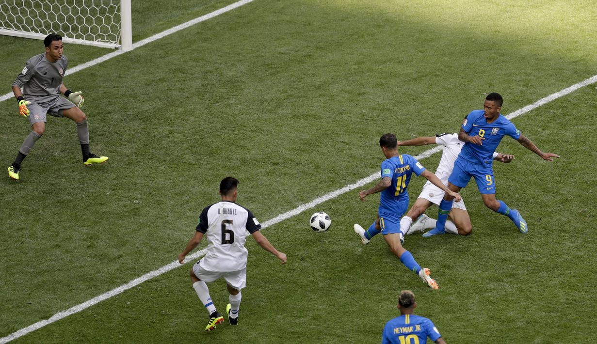 Gelandang Brasil, Philippe Coutinho, mencetak gol ke gawang Kosta Rika pada laga Piala Dunia di Stadion Saint-Petersburg, Jumat (22/6/2018). Brasil menang 2-0 atas Kosta Rika. (AP/Michael Sohn)