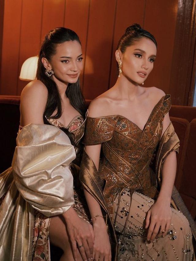 Enzy Storia dan Cinta Laura Dibalut Gaun Batik di Paris Fashion Week 2024. [@enzystoria]