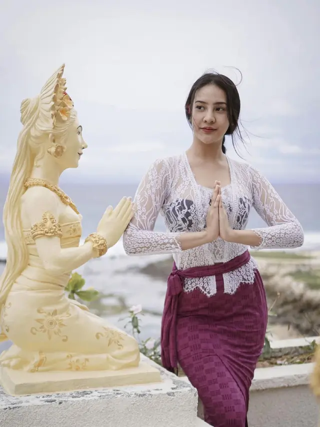 7 Potret Liburan Anya Geraldine di Bali, Penampilannya saat Berkebaya Curi Perhatian
