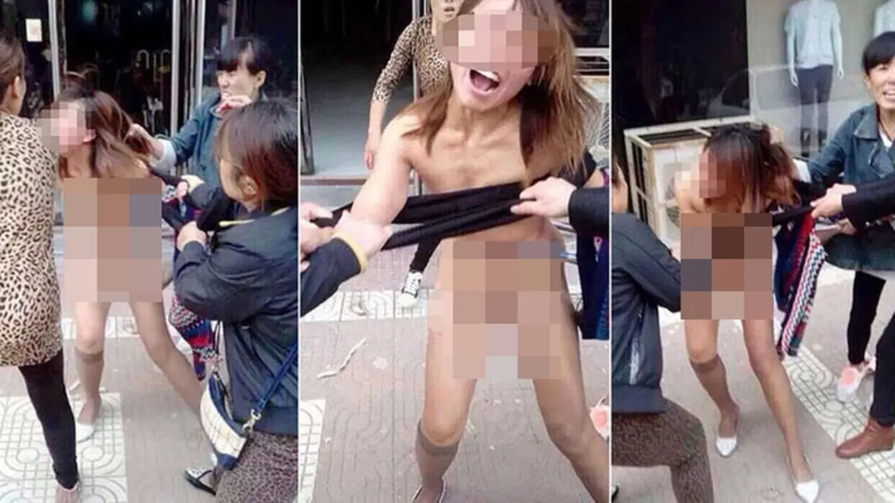 Wanita Ditelanjangi di Tengah Jalan Gegerkan Netizen