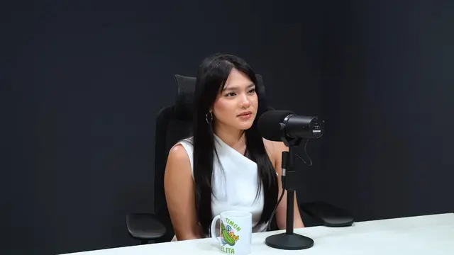 Davina Karamoy blak-blakan dirinya kembar 5. (credit: youtube.com/@radityadika)