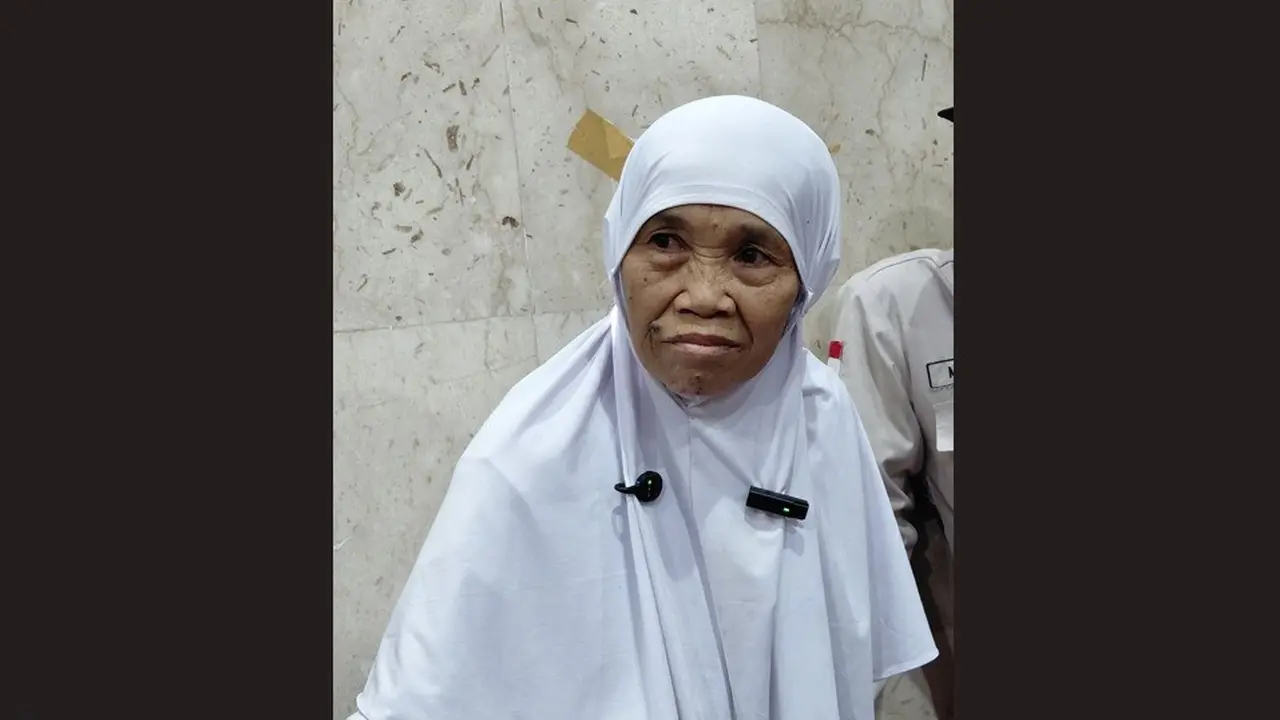 Mbah Painah, jemaah asal Wonosobo yang naik haji dari menjual daun pisang saat diwawancarai di Makkah, 7 Mei 2026.