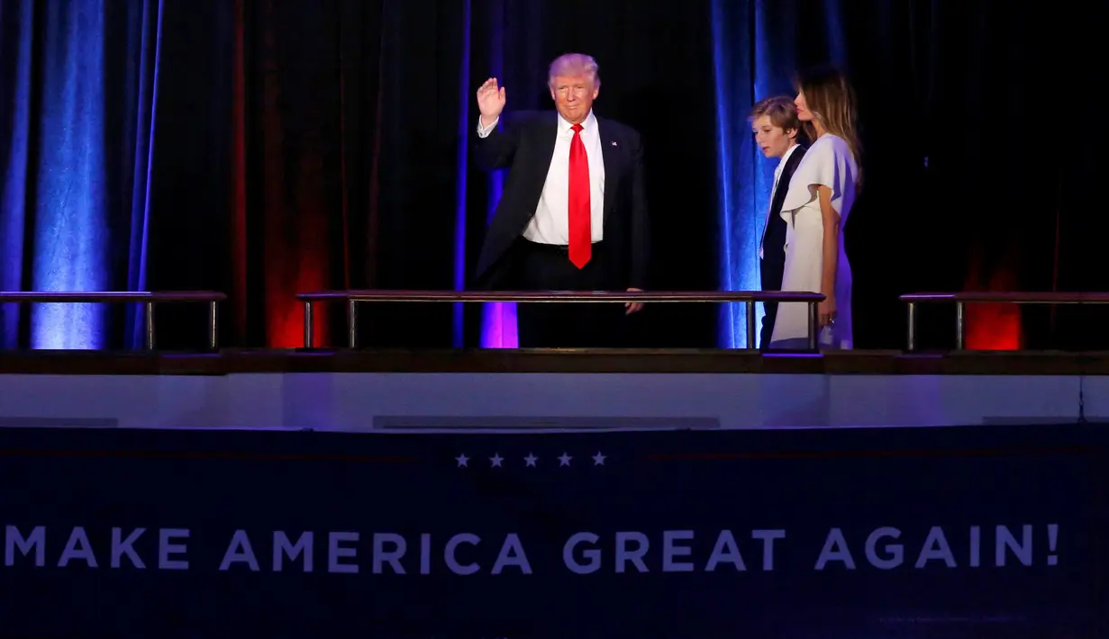Presiden ke-45 AS, Donald Trump didampingi sang istri, Melania menyapa para pendukungnya di Manhattan, New York Rabu (9/11). Trump berhasil mendapat suara electoral votest lebih dari 270, sebagai syarat kemenangan Pilpres AS. (REUTERS/Brendan McDermid)