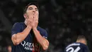 Reaksi kecewa pemain Paris Saint-Germain, Carlos Soler setelah gagal mencetak gol saat laga uji coba pramusim melawan Inter Milan di Japan National Stadium, Tokyo, Jepang, Selasa (01/08/2023). (AFP/Richard A. Brooks)