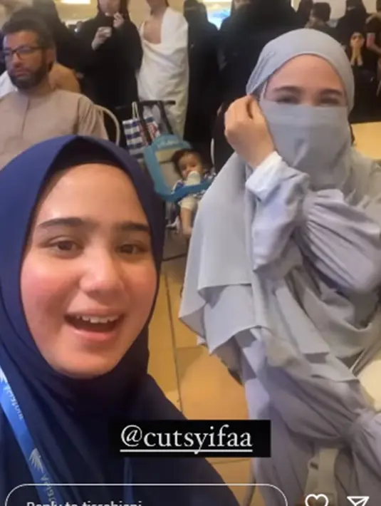 Penampilan kedua aktris ini saat terlihat bertemu di Tanah Suci pun tak lepas dari perhatian publik. Bahkan, keduanya disebut-sebut bak anak kembar saat tampil menggunakan hijab. (Liputan6.com/IG/@tissabiani)