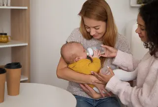Praktik menyandarkan botol susu atau bottle propping bukanlah cara aman untuk memberi makan bayi. (foto/dok: freepik)