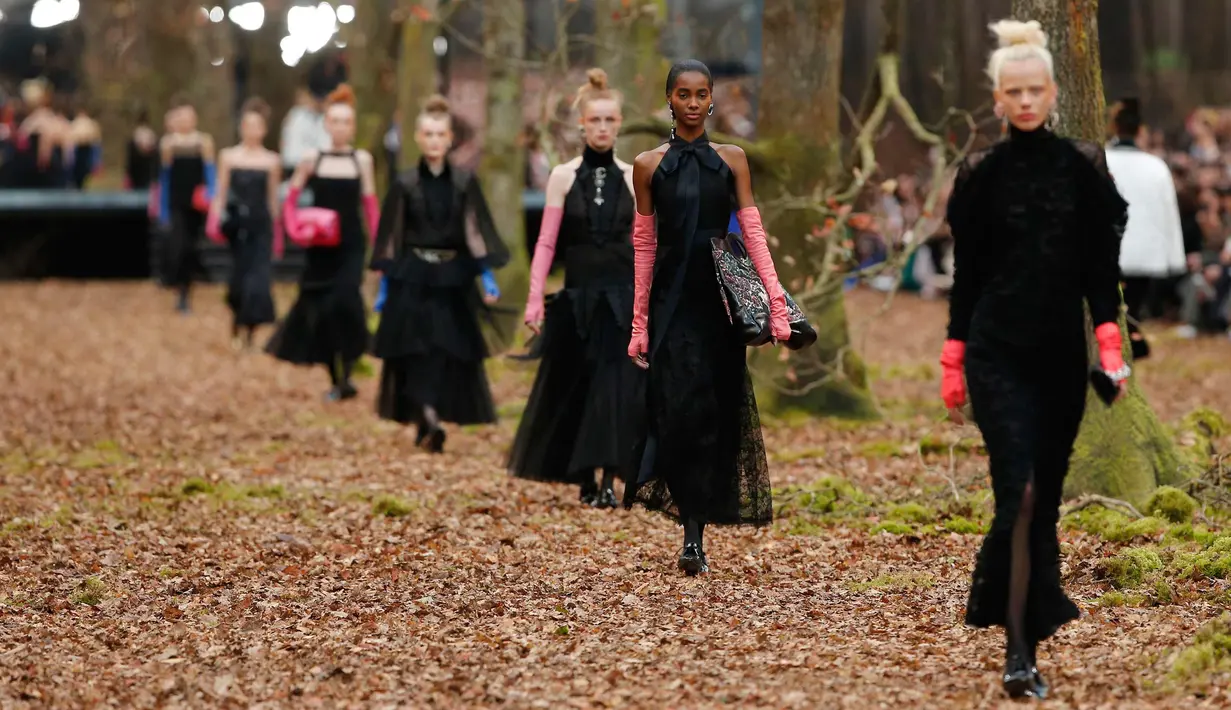 Sejumlah model berjalan memperagakan busana kreasi Chanel untuk koleksi pakaian fall / winter 2018/2019 di Paris, Prancis (6/3). (AP Photo / Thibault Camus)