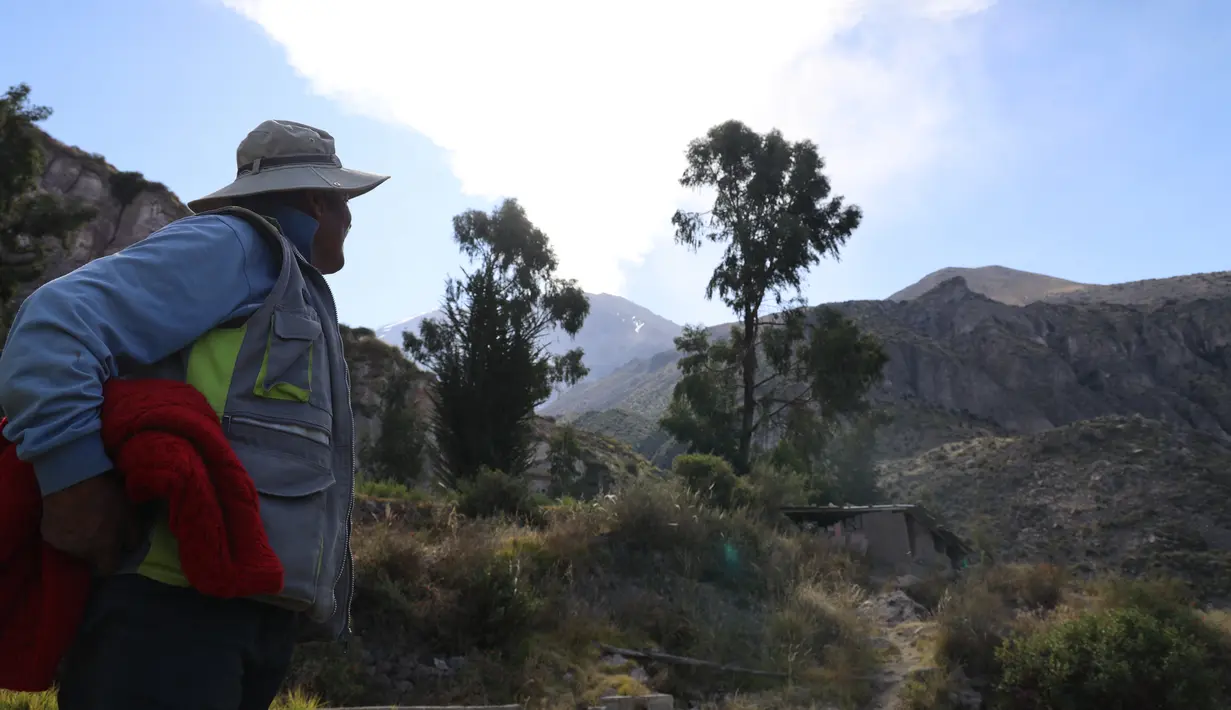 Abu telah menyebar ke kota-kota yang berjarak 10 kilometer (lebih dari 6 mil) dari gunung berapi, menurut institut tersebut. (Diego Ramos / AFP)