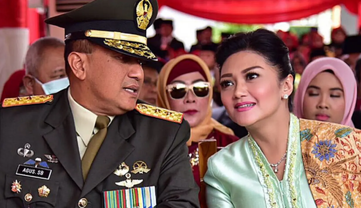 Sejak resmi dipersunting seorang Perwira TNI, Mayor Jendral H. Agus Surya Bakti, artis senior Bella Saphira jarang terlihat di layar kaca. Bella lebih fokus mendampingi sang suami. (Instagram/bellasaphiraofficial)
