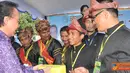 Citizen6, Padang: MKP Sharif C Sutardjo menyerahkan hadiah kepada pemenang Lomba Kelompencapir Gempita. (Pengirim: Efrimal Bahri)
