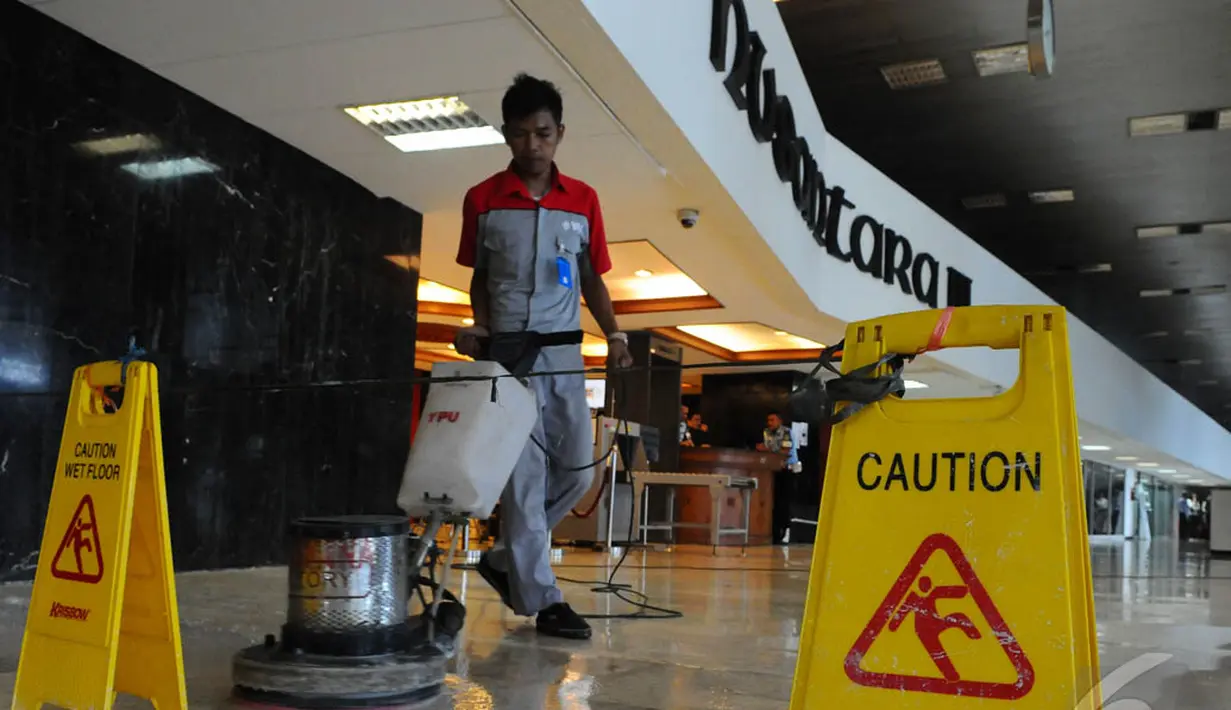 Pembersihan dalam rangka perawatan tersebut dilakukan saat anggota dewan tengah reses, Jakarta, Rabu (10/12/2014). (Liputan6.com/Andrian M Tunay)
