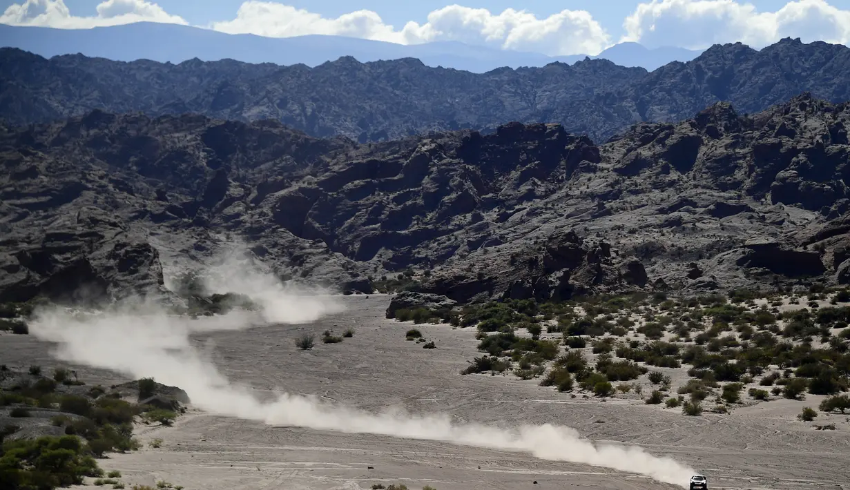 Pebalap dari tim Peugeot asal Prancis, Sebastien Loeb dan assistennya, Daniel Elena  melintasi perbukitan pada etape ke-10 Rally Dakar 2017 antara Chilecito dan San Juan di Argentina (12/1/2017). (AFP/Franck Fife)