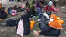 Etnis Rohingya beristirahat di pantai setelah kapal mereka terdampar di Pulau Idaman, Aceh Timur, Aceh, Jumat (4/6/2021). Bangladesh menolak masuk kembali 81 orang pengungsi Rohingya tersebut. (AP Photo/Zik Maulana)