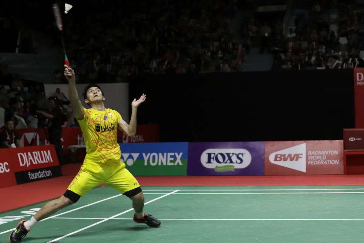 Tunggal putra Indonesia, Jonatan Christie, berusaha memukul kok saat melawan tunggal Denmark. (Bola.com/Yoppy Renato)