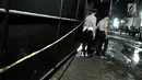 Sejumlah polisi berjaga di depan pabrik kembang api di Kosambi, Tangerang, Banten, Kamis (26/10). Kebakaran di tempat pembuatan kembang api ini menewaskan setidaknya 47 orang karyawan dan puluhan lainnya terluka bakar. (Liputan6.com/Helmi Afandi)