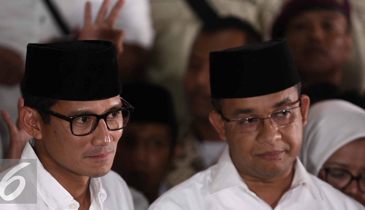 Sandiaga Uno (kiri) bersama Anies Baswedan (kanan) saat memberikan keterangan di DPP Gerindra, Jakarta, Rabu (15/2). Menurut Prabowo pasangan Anies-Sandi telah berjuang setengah mati untuk memberikan hasil yang terbaik. (Liputan6.com/Faizal Fanani)