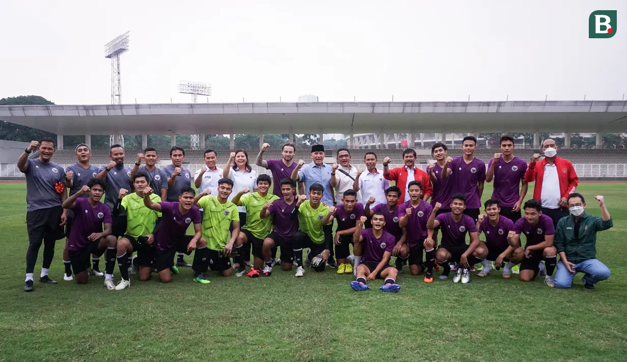 Ketua Umum PSSI, Mochamad Iriawan (tengah) bersama pemain, pelatih, dan official Timnas Indonesia U-23 berfoto bersama usai latihan untuk persiapan SEA Games 2021 di Stadion Madya, Senayan, Jakarta, Selasa (12/04/2022) sore WIB. (Bola.com/Bagaskara Lazuardi)