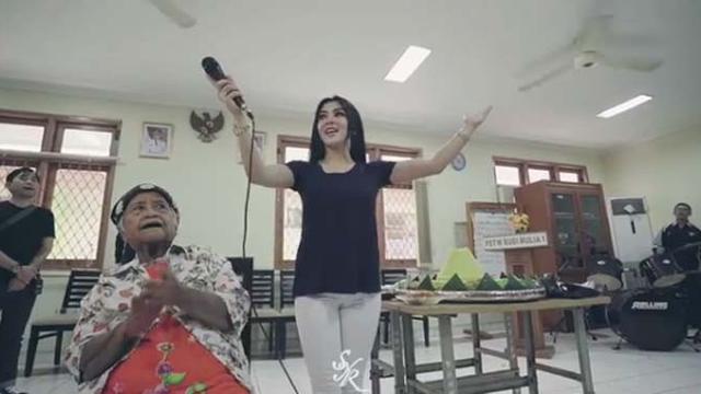 [Bintang] Syahrini Ultah ke-36