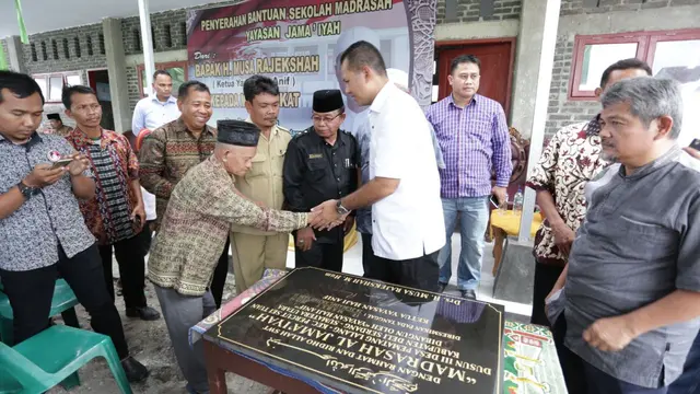 Musa Rajekshah atau Ijeck melakukan serah terima Madrasah Al Jama'iyah ke masyarakat