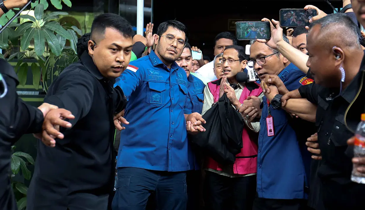 Perbuatan tersebut dilakukan Nadiem Makarim bersama sejumlah pihak, yakni Ibrahim Arief alias Ibam, Mulyatsyah, Sri Wahyuningsih, dan Jurist Tan. Tampak dalam foto, mantan Menteri Pendidikan, Kebudayaan, Riset, dan Teknologi (Mendikbudristek), Nadiem Anwar Makarim (tengah) saat meninggalkan gedung Pengadilan Tindak Pidana Korupsi (Tipikor) usai menghadiri sidang lanjutan terkait kasus dugaan korupsi pengadaan laptop berbasis Chromebook, Jakarta, Kamis (8/1/2026). (Kapanlagi.com/Budy Santoso)