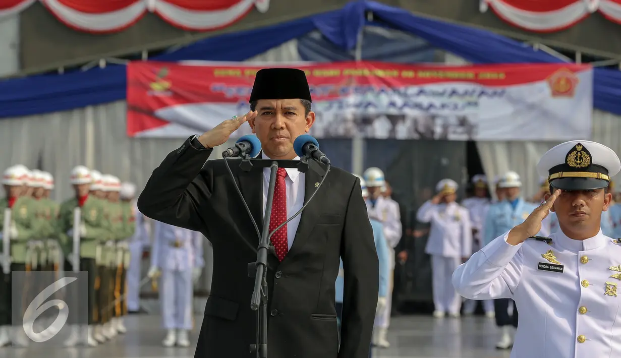 Menteri PANRB, Yuddy Chrisnandi saat menjadi inspektur upacara dalam peringatan hari Pahlawan di KRI, Teluk Jakarta, Selasa (10/11). Upacara peringatan Hari Pahlawan tersebut rutin dilakukan setiap 10 November. (Liputan6.com/Faizal Fanani)