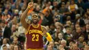 Bintang Cleveland Cavaliers, LeBron James memimpin teman-temannya menang atas Sacramento Kings 120-111 di Sleep Train Arena.  (Mandatory Credit: Ed Szczepanski-USA TODAY Sports)