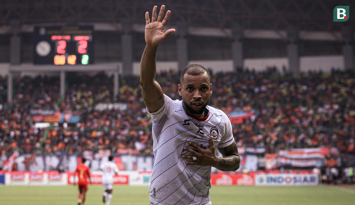 <p>Selebrasi pemain Arema FC, Gustavo Almeida Dos Santos, setelah mencetak gol ke gawang Persija Jakarta dalam pertandingan pekan kesembilan BRI Liga 1 2023/2024 yang berlangsung di Stadion Patriot Candra Bhaga, Bekasi, Minggu (20/9/2023). (Bola.com/Bagaskara Lazuardi)</p>