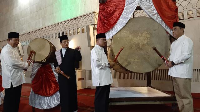 Menabuh bedug pada malam Idul Fitri 2019 di dalam ruang salat Masjid Istiqlal. Selasa (4/6/2019).