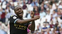 Gelandang Manchester City, Raheem Sterling, merayakan gol yang dicetaknya ke gawang West Ham pada laga Premier League di Stadion London, London, Sabtu (10/8). West Ham kalah 0-5 dari City. (AFP/Ian Kington)