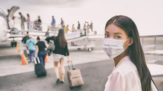 berangkat naik pesawat pakai masker covid-19