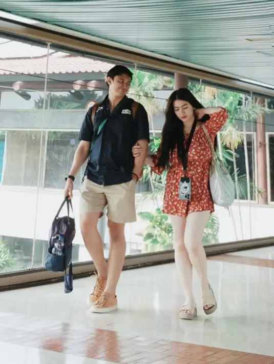 Seperti potret berikut, Hito senyum melihat sang istri. Sedangkan perempuan dua orang anak itu mengandeng tangan suaminya. Tangan kiri Felicya berada di leher bagian belakang. Feli mengaku, bukannya meleleh saat dilihatin suami, tapi malah merinding. [Instagram/felicyangelista_]