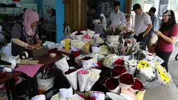 Sejumlah pembeli melihat-lihat bunga mawar yang dijual di kawasan Tangerang, Banten, Selasa (13/2). Para pedagang menjual bunga mawar tersebut seharga Rp 20 ribu per tangkai. (Liputan6.com/Angga Yuniar)