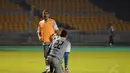 Pelatih kiper timnas Suriah (berdiri) memberikan instruksi pada salah satu penjaga gawang Suriah saat latihan di Stadion GBK Jakarta, Jumat (14/11/2014). Timnas Suriah akan berlaga melawan Indonesia di laga persahabatan. (Liputan6.com/Helmi Fithriansyah)