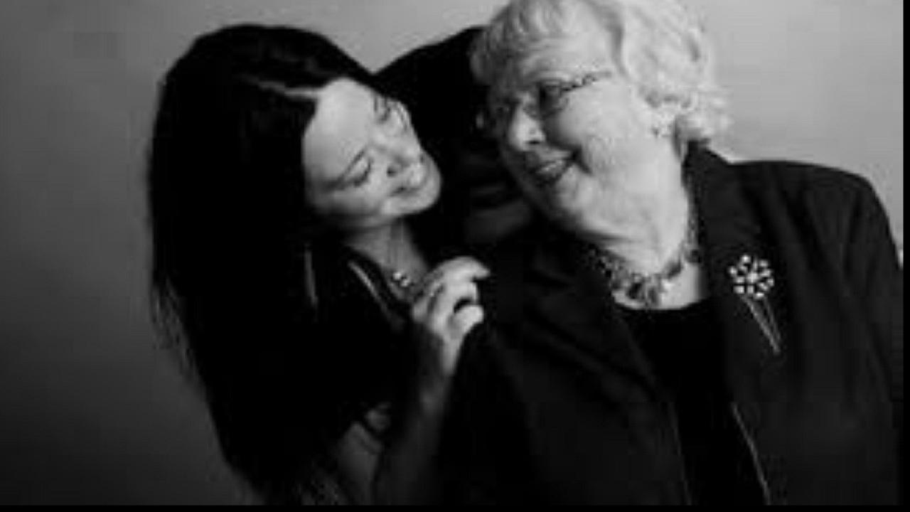 Ilustrasi Nenek dan Cucu