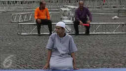 Warga mempersiapkan kelengkapan aksi damai 2 Desember di Monas, Jakarta, Kamis (1/12). Jelang aksi damai, sejumlah persiapan mulai dilakukan, seperti panggung, baris untuk Salat Jumat, hingga pengamanan dari kepolisian. (Liputan6.com/Immanuel Antonius)