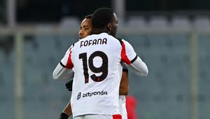 Penyerang AC Milan, Christopher Nkunku (tengah), mendapat ucapan selamat dari rekan setimnya, Youssouf Fofana, setelah mencetak gol dalam pertandingan sepak bola Serie A Italia antara ACF Fiorentina dan AC Milan di Stadion Artemio Franchi, Florence, pada 11 Januari 2026. (Andreas SOLARO / AFP)