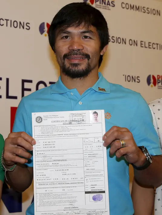 Manny Pacquiao (kanan) menunjukkan Sertifikat Pencalonan Senator  kepada awak media di Mei 2016 pemilihan nasional, di Komisi Pemilihan Umum, Manila, Filipina (16/10/2015). Pacquiao ditemani istrinya Jinkee dan anaknya Michael. (REUTERS/Erik De Castro)