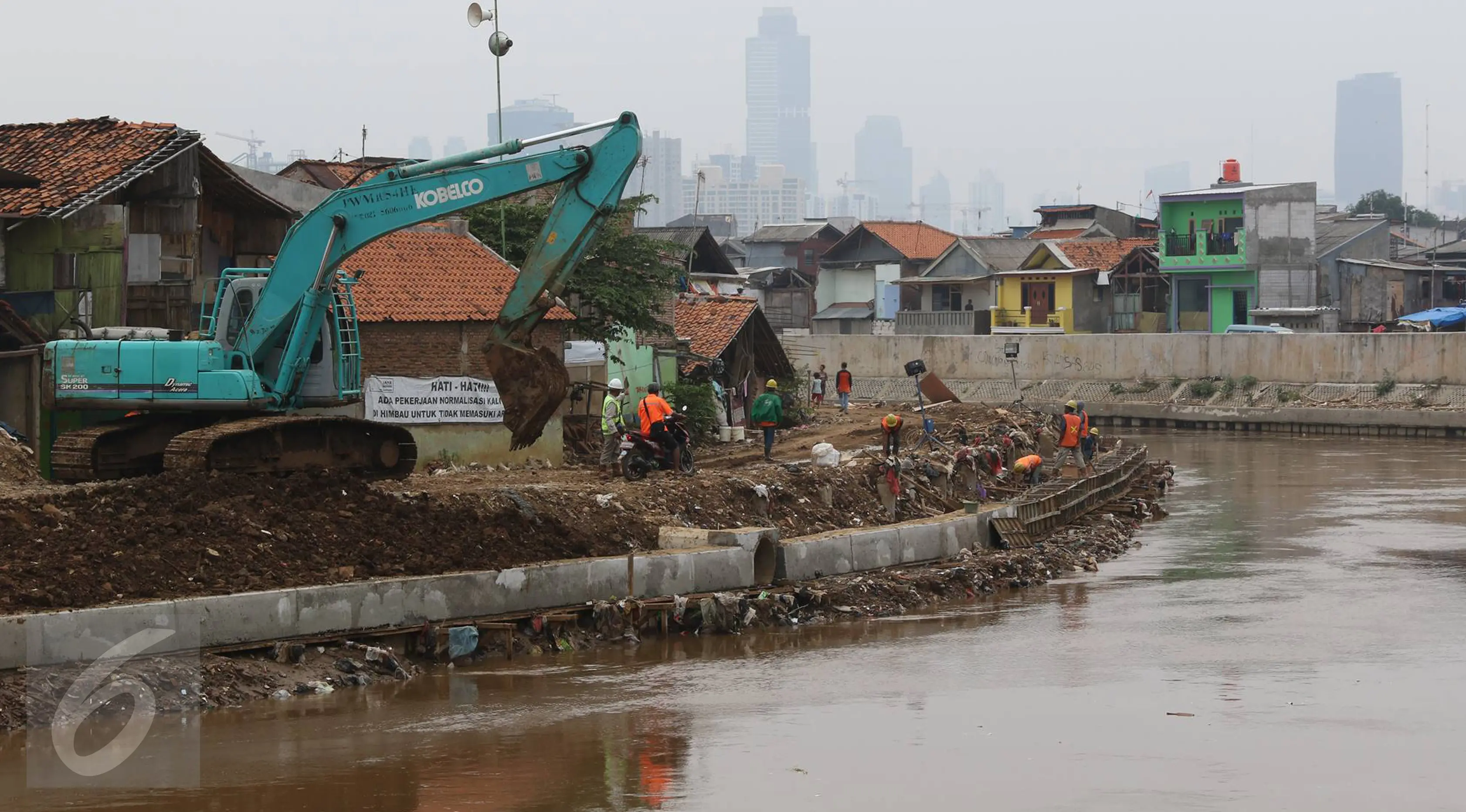 Aktivitas alat berat dalam rangka proyek normalisasi Sungai Ciliwung di Jakarta, Selasa (8/11). Pemprov DKI menargetkan normalisasi Sungai Ciliwung rampung pada 2018 mendatang yang akan ditunjang dengan ketersediaan rusun. (Liputan6.com/Immanuel Antonius)