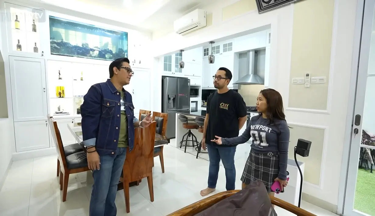 Kiky diketahui belum lama menikah dan kini tinggal di rumah mewah bak istana. [YouTube Taulany TV]