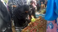 Jenazah Beny Syamsu dimakamkan keluarga. (Liputan6.com/M Syukur)