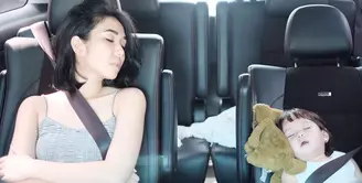 Beberapa waktu silam, Gading mengabadikan momen saat Gisella Anastasia dan Gempi sedang tertidur di mobil. Ibu dan anak ini terlihat begitu kompak. (Foto: instagram.com/gadiiing)