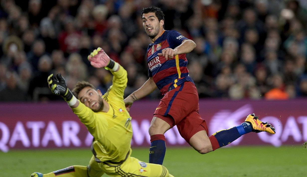  Luis Suarez (kanan)  menjadi bintang dengan torehan tiga gol saat barcelona mengalahkan Celta Vigo pada pekan ke-24 La Liga Spanyol di Stadion Camp Nou, Barcelona. (AFP / Josep Lago)