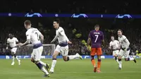 Penyerang Tottenham Hotspur, Son Heung-min, melakukan selebrasi usai membobol gawang Manchester City pada laga Liga Champions di Stadion Tottenham Hotspur, Selasa (9/4). Tottenham menang 1-0 atas City. (AP/Adam Davy)