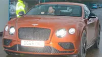 Wayne Rooney, striker Manchester United (MU), kembali menambah koleksi mobilnya. Kali ini, ia membeli satu unit Bentley GT oranye. 