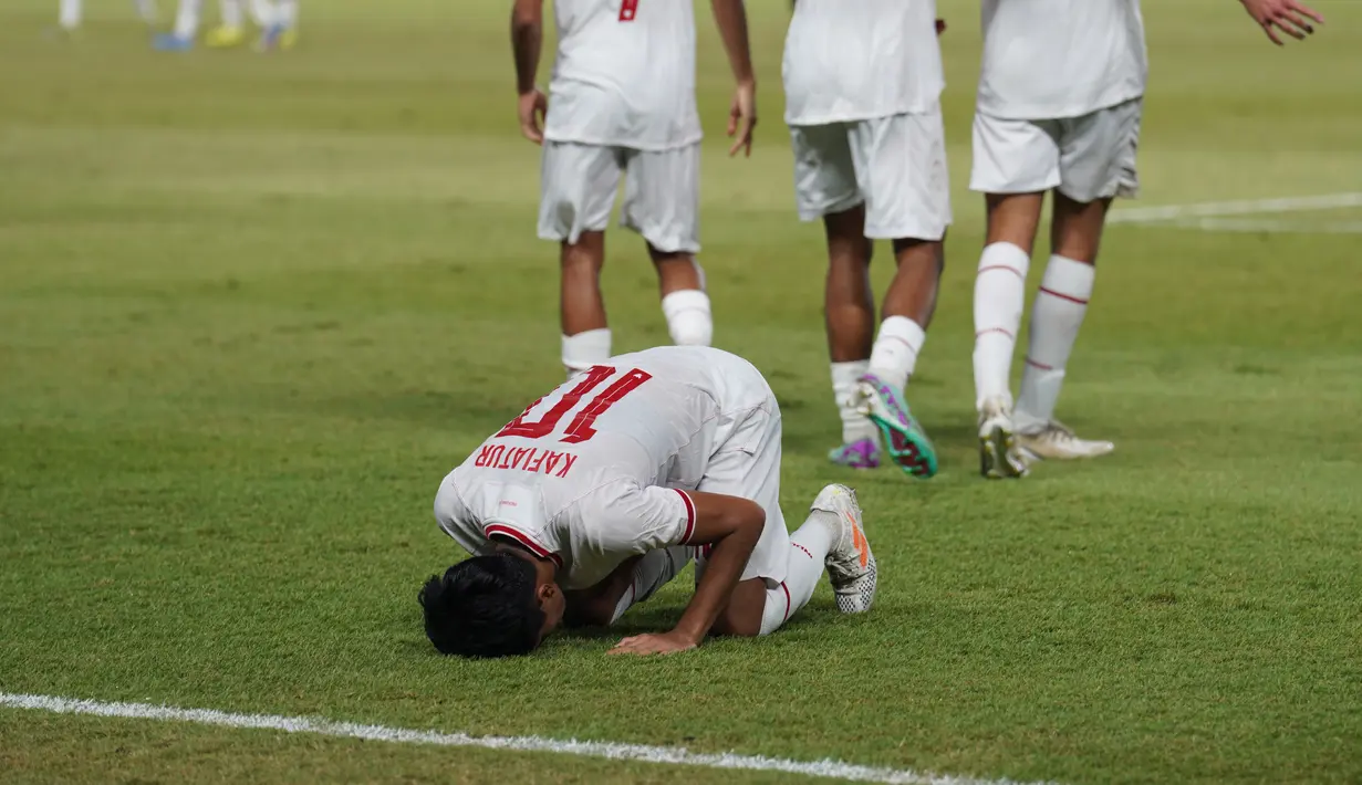 Sujud syukur Kafiatur Rizky usai membobol gawang Timnas Timor Leste U-19 dalam laga Grup A Piala AFF U-19 2024 di Stadion Gelora Bung Tomo, Surabaya, Selasa (24/7/2024). (Dok. PSSI).